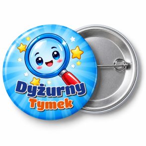 Przypinka Dyżurny z Lupą: przypinka dla dyżurnego z napisem Dyżurny oraz polem imię (np. Tymek) – przód i aluminiowy tył z agrafką