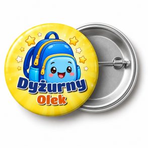 Przypinka Dyżurny z Plecakiem: przypinka dla dyżurnego z napisem Dyżurny oraz polem imię (np. Olek) – przód i aluminiowy tył z agrafką