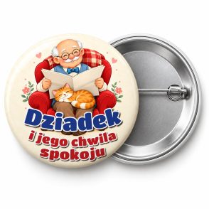 Przypinka Dziadek i Jego Chwila Spokoju: przypinka na Dzień Babci i Dziadka z napisem Dziadek i jego chwila spokoju – przód i aluminiowy tył z agrafką