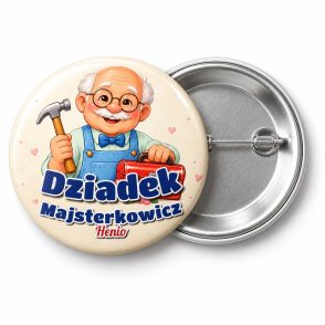 Przypinka Dziadek Majsterkowicz: przypinka na Dzień Babci i Dziadka z napisem Dziadek Majsterkowicz oraz polem imię (np. Henio) – przód i aluminiowy tył z agrafką