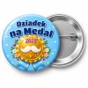 Przypinka Dziadek na Medal: przypinka na Dzień Babci i Dziadka z napisem Dziadek na Medal oraz polem rok (np. 2027) – przód i aluminiowy tył z agrafką