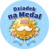 Wzór: Przypinka Dziadek na Medal – napis Dziadek na Medal i pole rok na pastelowej grafice