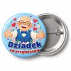 Przypinka Dziadek od Przytulasów: przypinka na Dzień Babci i Dziadka z napisem Dziadek od przytulasów – przód i aluminiowy tył z agrafką