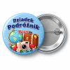 Przypinka Dziadek Podróżnik: przypinka na Dzień Babci i Dziadka z napisem Dziadek Podróżnik oraz polem imię (np. Mietek) – przód i aluminiowy tył z agrafką
