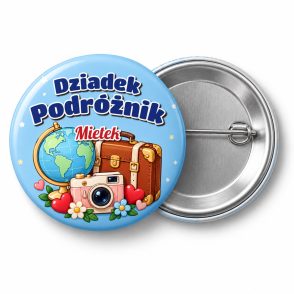 Przypinka Dziadek Podróżnik: przypinka na Dzień Babci i Dziadka z napisem Dziadek Podróżnik oraz polem imię (np. Mietek) – przód i aluminiowy tył z agrafką