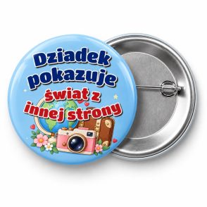 Przypinka Dziadek Pokazuje Świat: przypinka na Dzień Babci i Dziadka z napisem Dziadek pokazuje świat z innej strony – przód i aluminiowy tył z agrafką