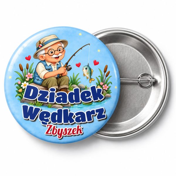 Przypinka Dziadek Wędkarz z Imieniem: przypinka na Dzień Babci i Dziadka z napisem Dziadek Wędkarz oraz polem imię (np. Zbyszek) – przód i aluminiowy tył z agrafką