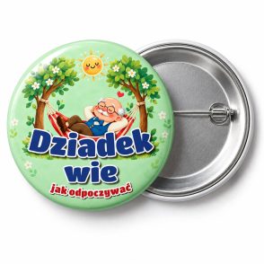 Przypinka Dziadek Wie Jak Odpoczywać: przypinka na Dzień Babci i Dziadka z napisem Dziadek wie jak odpoczywać – przód i aluminiowy tył z agrafką