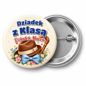 Przypinka Dziadek z Klasą: przypinka na Dzień Babci i Dziadka z napisem Dziadek z Klasą oraz polem imię (np. Dziadek Marek) – przód i aluminiowy tył z agrafką