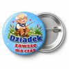 Przypinka Dziadek Zawsze Ma Czas: przypinka na Dzień Babci i Dziadka z napisem Dziadek zawsze ma czas – przód i aluminiowy tył z agrafką