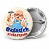 Przypinka Dziadek Złota Rączka: przypinka na Dzień Babci i Dziadka z napisem Dziadek złota rączka – przód i aluminiowy tył z agrafką