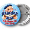 Przypinka Dziadek Zna Najlepsze Historie: przypinka na Dzień Babci i Dziadka z napisem Dziadek zna najlepsze historie – przód i aluminiowy tył z agrafką