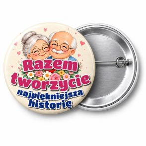 Przypinka Dziadkowie Najpiękniejsza Historia: przypinka na Dzień Babci i Dziadka z napisem Razem tworzycie najpiękniejszą historię – przód i aluminiowy tył z agrafką