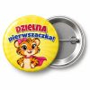 Przypinka Dzielna Pierwszaczka Tygrysek: przypinka na pasowanie pierwszoklasisty z napisem Dzielna pierwszaczka! – przód i aluminiowy tył z agrafką