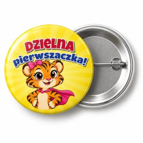 Przypinka Dzielna Pierwszaczka Tygrysek: przypinka na pasowanie pierwszoklasisty z napisem Dzielna pierwszaczka! – przód i aluminiowy tył z agrafką