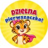 Wzór: Przypinka Dzielna Pierwszaczka Tygrysek – grafika z napisem Dzielna pierwszaczka!