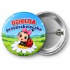 Przypinka Dzielna Przedszkolaczka Biedronka z Kokardą: przypinka na pasowanie na przedszkolaka z napisem Dzielna przedszkolaczka – przód i aluminiowy tył z agrafką