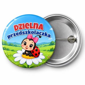 Przypinka Dzielna Przedszkolaczka Biedronka z Kokardą: przypinka na pasowanie na przedszkolaka z napisem Dzielna przedszkolaczka – przód i aluminiowy tył z agrafką