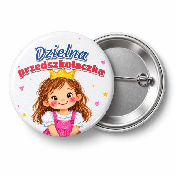 Przypinka Dzielna Przedszkolaczka Kredkowa Księżniczka: przypinka na pasowanie na przedszkolaka z napisem Dzielna przedszkolaczka – przód i aluminiowy tył z agrafką