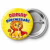 Przypinka Dzielny Pierwszak Lew w Pelerynie: przypinka na pasowanie pierwszoklasisty z napisem Dzielny pierwszak! – przód i aluminiowy tył z agrafką