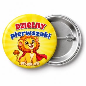Przypinka Dzielny Pierwszak Lew w Pelerynie: przypinka na pasowanie pierwszoklasisty z napisem Dzielny pierwszak! – przód i aluminiowy tył z agrafką
