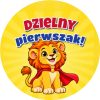 Wzór: Przypinka Dzielny Pierwszak Lew w Pelerynie – grafika z napisem Dzielny pierwszak!