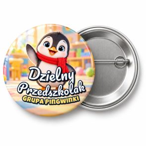 Przypinka Dzielny Przedszkolak Grupa Pingwinki: przypinka na pasowanie na przedszkolaka z napisem Dzielny Przedszkolak oraz polem grupa (np. Grupa Pingwinki) – przód i aluminiowy tył z agrafką