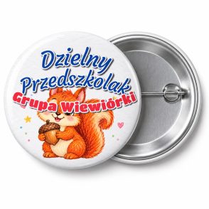 Przypinka Dzielny Przedszkolak Grupa Wiewiórki: przypinka na pasowanie na przedszkolaka z napisem Dzielny Przedszkolak oraz polem grupa (np. Grupa Wiewiórki) – przód i aluminiowy tył z agrafką