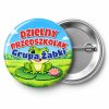 Przypinka Dzielny Przedszkolak Grupa Żabki: przypinka na pasowanie na przedszkolaka z napisem Dzielny Przedszkolak oraz polem grupa (np. Grupa Żabki) – przód i aluminiowy tył z agrafką