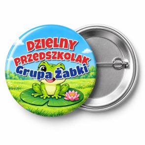 Przypinka Dzielny Przedszkolak Grupa Żabki: przypinka na pasowanie na przedszkolaka z napisem Dzielny Przedszkolak oraz polem grupa (np. Grupa Żabki) – przód i aluminiowy tył z agrafką