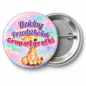 Przypinka Dzielny Przedszkolak Grupa Żyrafki: przypinka na pasowanie na przedszkolaka z napisem Dzielny Przedszkolak oraz polem grupa (np. Grupa Żyrafki) – przód i aluminiowy tył z agrafką
