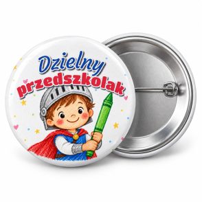 Przypinka Dzielny Przedszkolak Kredkowy Rycerz: przypinka na pasowanie na przedszkolaka z napisem Dzielny przedszkolak – przód i aluminiowy tył z agrafką