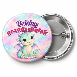 Przypinka Dzielny Przedszkolak Mały Smok: przypinka na pasowanie na przedszkolaka z napisem Dzielny przedszkolak – przód i aluminiowy tył z agrafką