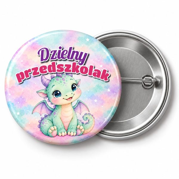 Przypinka Dzielny Przedszkolak Mały Smok: przypinka na pasowanie na przedszkolaka z napisem Dzielny przedszkolak – przód i aluminiowy tył z agrafką