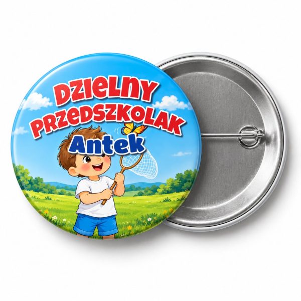 Przypinka Dzielny Przedszkolak z Imieniem Chłopiec z Siatką na Motyle: przypinka na pasowanie na przedszkolaka z napisem Dzielny Przedszkolak oraz polem imię (np. Antek) – przód i aluminiowy tył z agrafką
