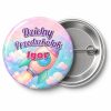 Przypinka Dzielny Przedszkolak z Imieniem Rakieta w Chmurkach: przypinka na pasowanie na przedszkolaka z napisem Dzielny Przedszkolak oraz polem imię (np. Igor) – przód i aluminiowy tył z agrafką