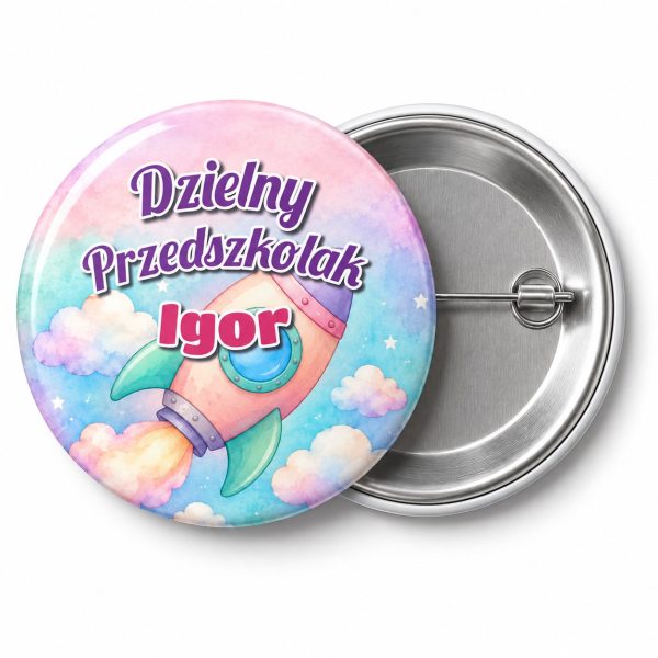 Przypinka Dzielny Przedszkolak z Imieniem Rakieta w Chmurkach: przypinka na pasowanie na przedszkolaka z napisem Dzielny Przedszkolak oraz polem imię (np. Igor) – przód i aluminiowy tył z agrafką