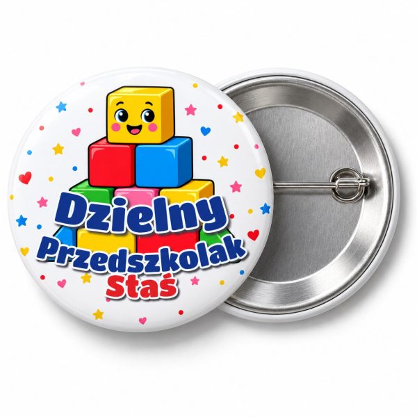 Przypinka Dzielny Przedszkolak z Imieniem Wieża z Klocków: przypinka na pasowanie na przedszkolaka z napisem Dzielny Przedszkolak oraz polem imię (np. Staś) – przód i aluminiowy tył z agrafką