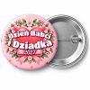 Przypinka Dzień Babci i Dziadka na Serduszku: przypinka na Dzień Babci i Dziadka z napisem Dzień Babci i Dziadka oraz polem rok (np. 2027) – przód i aluminiowy tył z agrafką
