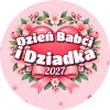 Wzór: Przypinka Dzień Babci i Dziadka na Serduszku – napis Dzień Babci i Dziadka i pole rok na pastelowej grafice