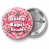 Przypinka Dzień Babci i Dziadka z Kokardą: przypinka na Dzień Babci i Dziadka z napisem Dzień Babci i Dziadka – przód i aluminiowy tył z agrafką