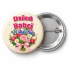 Przypinka Dzień Babci z Bukietem: przypinka na Dzień Babci i Dziadka z napisem Dzień Babci oraz polem data (np. 21 stycznia) – przód i aluminiowy tył z agrafką