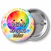 Przypinka Dzień Kropki 2027 Tęczowa Plama: przypinka na Dzień Kropki z napisem Dzień Kropki oraz polem rok (np. 2027) – przód i aluminiowy tył z agrafką