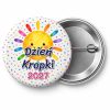 Przypinka Dzień Kropki 2027 Uśmiechnięte Słońce: przypinka na Dzień Kropki z napisem Dzień Kropki oraz polem rok (np. 2027) – przód i aluminiowy tył z agrafką
