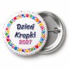 Przypinka Dzień Kropki 2027 Wianek z Kropek: przypinka na Dzień Kropki z napisem Dzień Kropki oraz polem rok (np. 2027) – przód i aluminiowy tył z agrafką