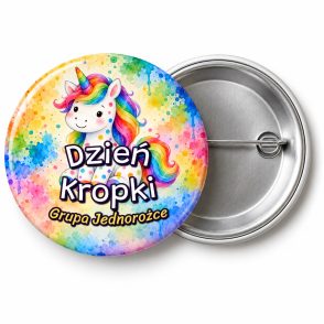 Przypinka Dzień Kropki Grupa Jednorożec: przypinka na Dzień Kropki z napisem Dzień Kropki oraz polem grupa (np. Grupa Jednorożce) – przód i aluminiowy tył z agrafką