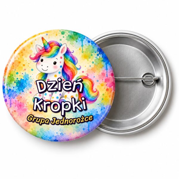 Przypinka Dzień Kropki Grupa Jednorożec: przypinka na Dzień Kropki z napisem Dzień Kropki oraz polem grupa (np. Grupa Jednorożce) – przód i aluminiowy tył z agrafką