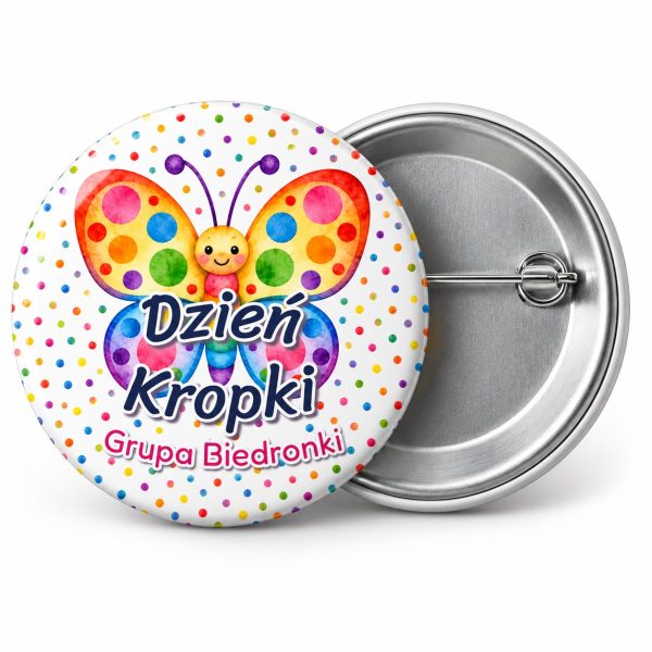 Przypinka Dzień Kropki Grupa Motyl: przypinka na Dzień Kropki z napisem Dzień Kropki oraz polem grupa (np. Grupa Biedronki) – przód i aluminiowy tył z agrafką