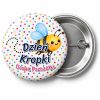 Przypinka Dzień Kropki Grupa Pszczółka: przypinka na Dzień Kropki z napisem Dzień Kropki oraz polem grupa (np. Grupa Pszczółki) – przód i aluminiowy tył z agrafką