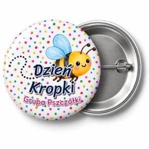 Przypinka Dzień Kropki Grupa Pszczółka: przypinka na Dzień Kropki z napisem Dzień Kropki oraz polem grupa (np. Grupa Pszczółki) – przód i aluminiowy tył z agrafką